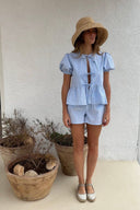 Bomullsblus med knytning fram och peplum, shorts