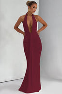 Abito lungo sirena con scollo a V profondo e spalline halter
