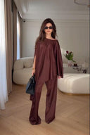 Completo con pantaloni a gamba larga e maniche a mantella