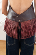 Top halter de cabedal cor de vinho com franjas