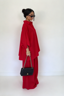 Set con camicia rossa oversize e pantaloni a gamba larga