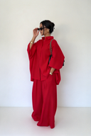 Set con camicia rossa oversize e pantaloni a gamba larga