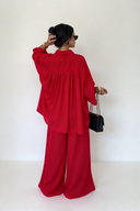 Set con camicia rossa oversize e pantaloni a gamba larga