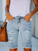Jeansshorts mit Slim-Fit, Used-Look und ausgefranstem Saum
