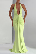 Abito lungo sirena con scollo a V profondo e spalline halter