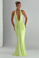 Abito lungo sirena con scollo a V profondo e spalline halter