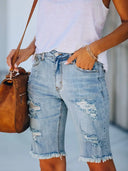 Jeansshorts mit Slim-Fit, Used-Look und ausgefranstem Saum
