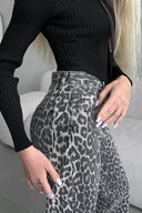 Leoparden-Jeans mit hoher Taille