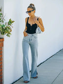 Pantaloni in denim lavato con spacco all'orlo