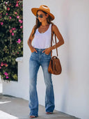 Pantaloni evazați din denim cu talie înaltă, care avantajează silueta