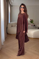 Completo con pantaloni a gamba larga e maniche a mantella