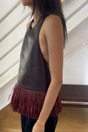 Top halter de cabedal cor de vinho com franjas