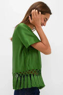 Top de cetim verde com franjas
