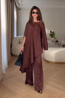 Completo con pantaloni a gamba larga e maniche a mantella