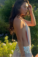 Abito lungo luccicante sexy con scollo all'americana, paillettes e inserti traforati