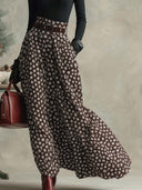Conjunto elegante retro de top negro de cuello alto y falda larga marrón con estampado de copos de nieve