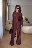 Completo con pantaloni a gamba larga e maniche a mantella