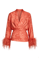 Top coral em jacquard, transpassado, com punhos de penas
