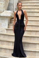 Abito lungo sirena con scollo a V profondo e spalline halter
