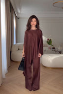 Completo con pantaloni a gamba larga e maniche a mantella