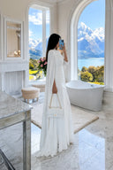 Weißes bodenlanges Maxikleid mit V-Ausschnitt, Cape-Ärmeln und geraffter Taille