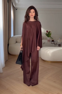 Completo con pantaloni a gamba larga e maniche a mantella