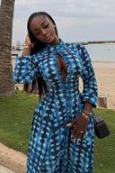 Abito lungo maxi con bottoni e stampa tie-dye blu