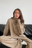 Ensemble pull à col roulé fendu et pantalon en maille ample