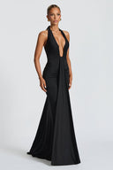 Abito lungo sirena con scollo a V profondo e spalline halter
