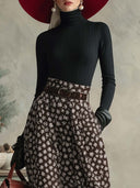 Conjunto elegante retro de top negro de cuello alto y falda larga marrón con estampado de copos de nieve
