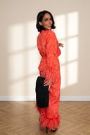 Top coral em jacquard, transpassado, com punhos de penas