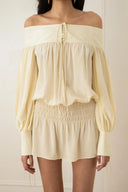 Cremiges Off-Shoulder Kleid