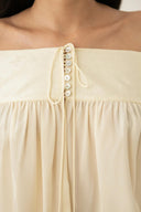 Cremiges Off-Shoulder Kleid
