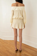 Cremiges Off-Shoulder Kleid