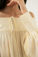 Cremiges Off-Shoulder Kleid