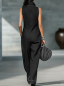 Minimalistisk ærmeløs jumpsuit med hvide kanter