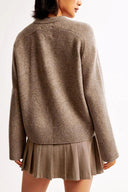 Ensemble pull en maille confortable et mini-jupe plissée