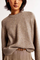 Ensemble pull en maille confortable et mini-jupe plissée