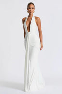 Abito lungo sirena con scollo a V profondo e spalline halter