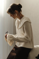 Pullover in warmem Ton mit Rüschen