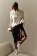 Pullover in warmem Ton mit Rüschen