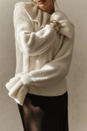 Pullover in warmem Ton mit Rüschen