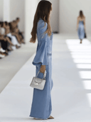 Casual retro lyseblå denim jumpsuit med vidde, lange ærmer og rå kanter