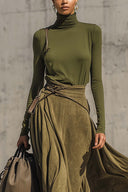 Ensemble haut col roulé stretch vert olive et jupe longue en suédine synthétique