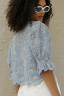 Elegant broderet bluse