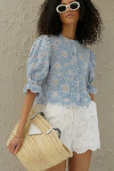 Elegant broderet bluse