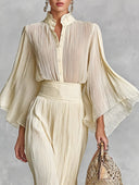 Conjunto de dos piezas: camisa con cuello de pie plisado y mangas trompeta, falda larga con abertura hasta el suelo