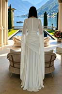 Weißes bodenlanges Maxikleid mit V-Ausschnitt, Cape-Ärmeln und geraffter Taille