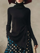 Conjunto elegante de top negro de cuello alto con abertura lateral tejido y falda azul oscuro de satén con estampado de lunares