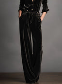 Dame sort fløjl jumpsuit med snørebånd og elegante gyldne knapper